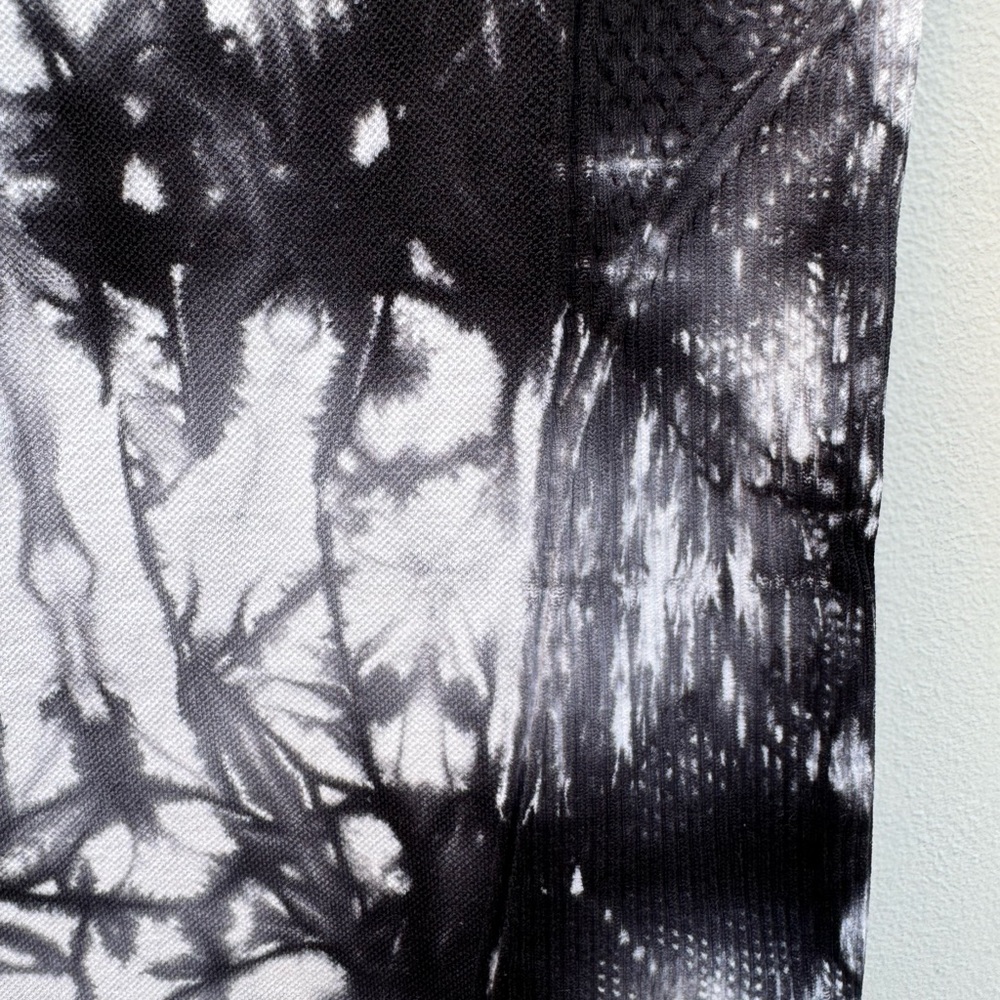 Peach leggings with compression at waist and sides. Size M. Black & white marble - Picture 3 of 7